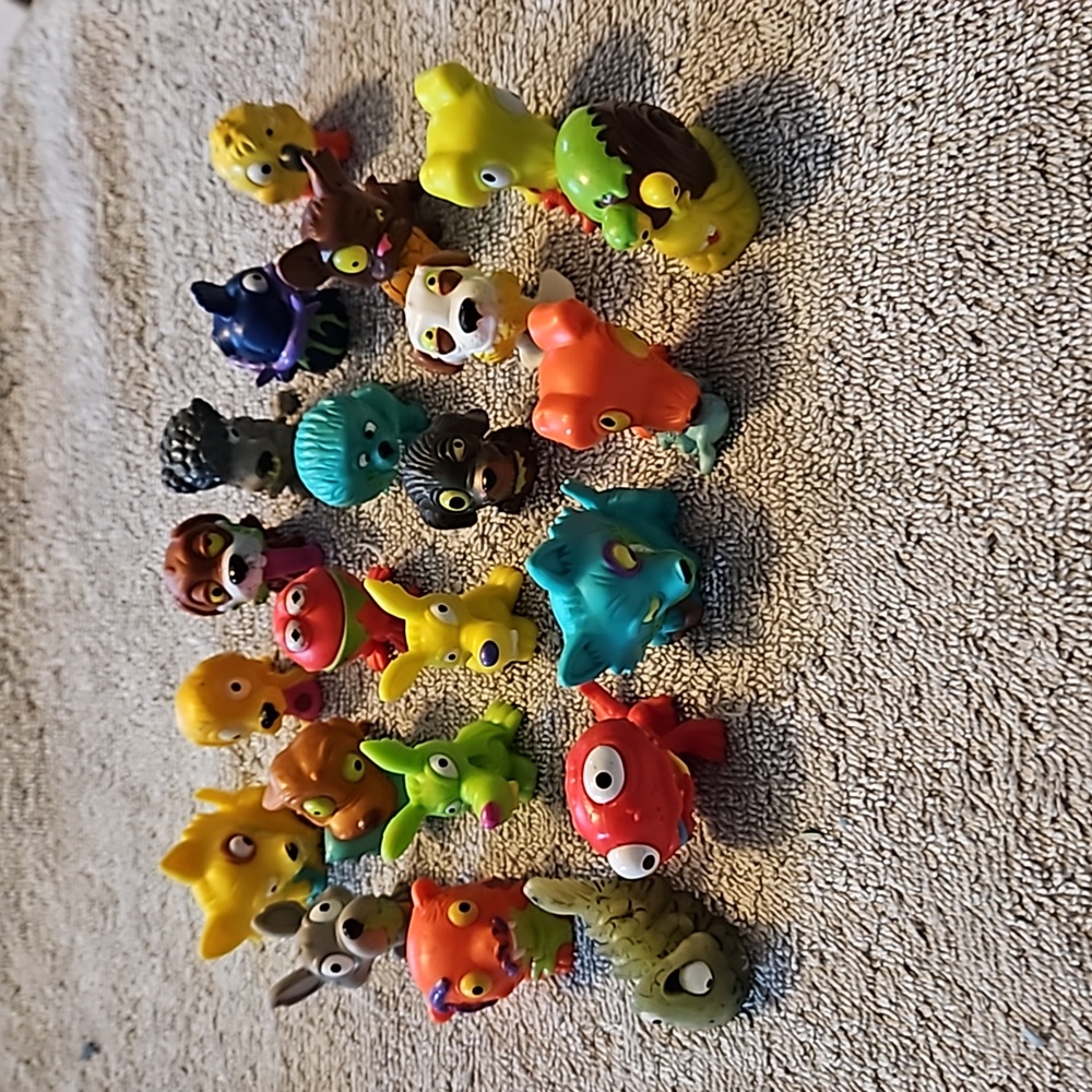 Ugglys Pet Shop misc figures